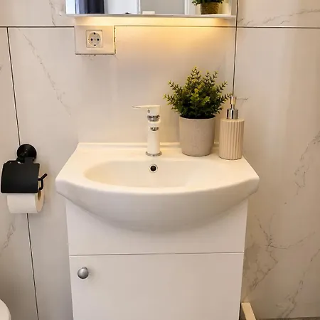 Modern Minimalist Studio, Old Town