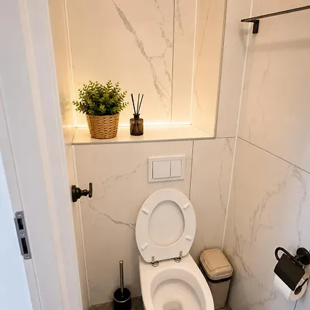 Modern Minimalist Studio, Old Town *